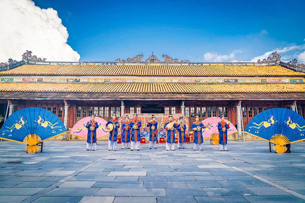 Hue-Phong canh-Kinh thanh Hue-